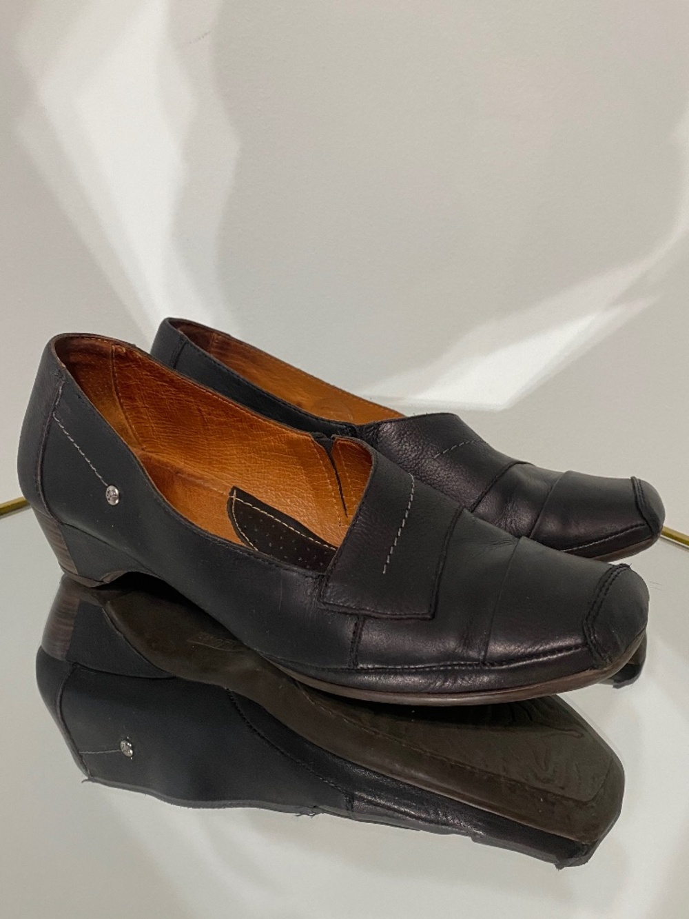 PIKOLINOS black leather low heel
